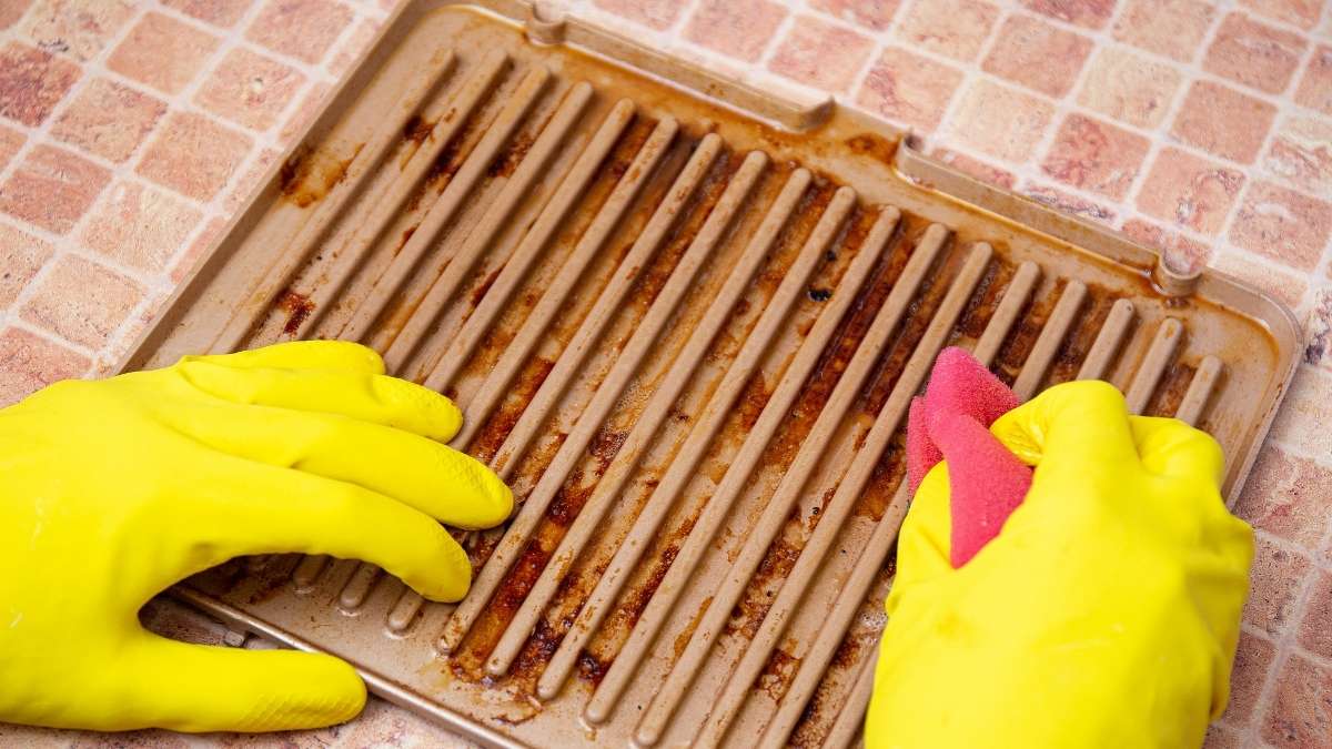 cleaning a bbq grill